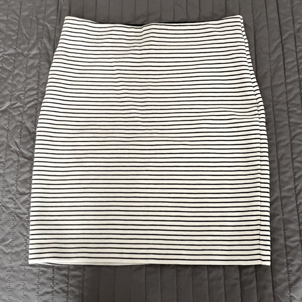 Stretch band pencil skirt